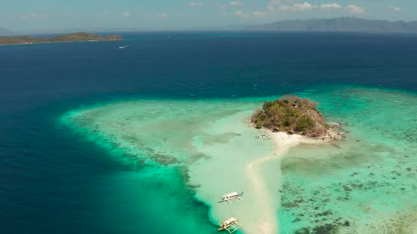 Petite île torpique avec une plage de sable blanc, vue sur le dessus. — Video