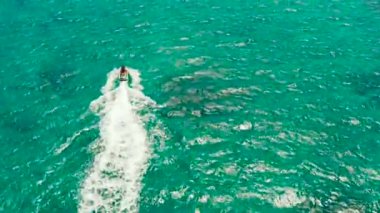 Tropik bir tatil beldesinde jet ski süren turistler. Boracay, Filipinler