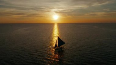 Denizin üzerinde gün batımı. Boracay, Filipinler