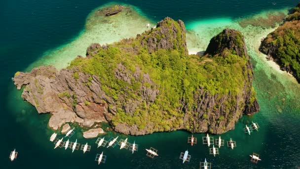 Teknelerin ve kireçtaşı kayalıkların havadan görünüşü. El nido, Filipinler — Stok video