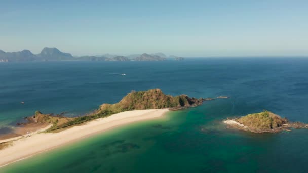 Praia tropical larga com areia branca, vista de cima. — Vídeo de Stock