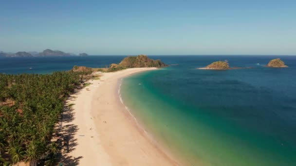 Широкий тропический пляж с белым песком, вид сверху. — стоковое видео