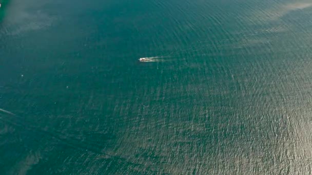 Filippijnse motorboot op het wateroppervlak — Stockvideo