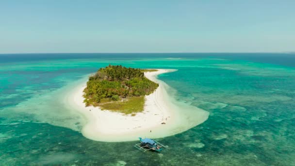 Konsep perjalanan dengan pantai berpasir dan laut biru. Balabac, Palawan, Filipina. — Stok Video