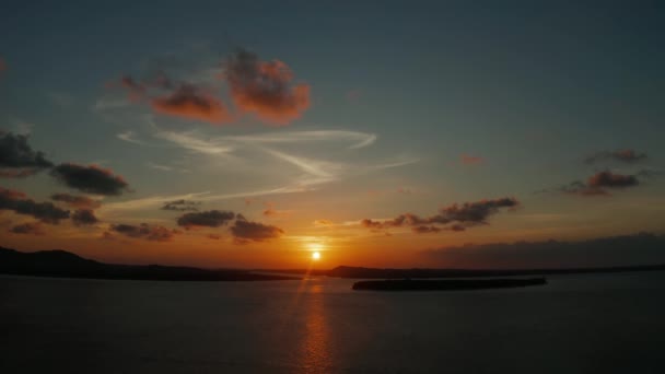 热带岛屿上空色彩斑斓的落日. — 图库视频影像