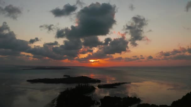 Pôr-do-sol colorido sobre ilhas tropicais. — Vídeo de Stock