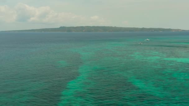 Zeegezicht, blauwe zee, lucht met wolken en eilanden — Stockvideo