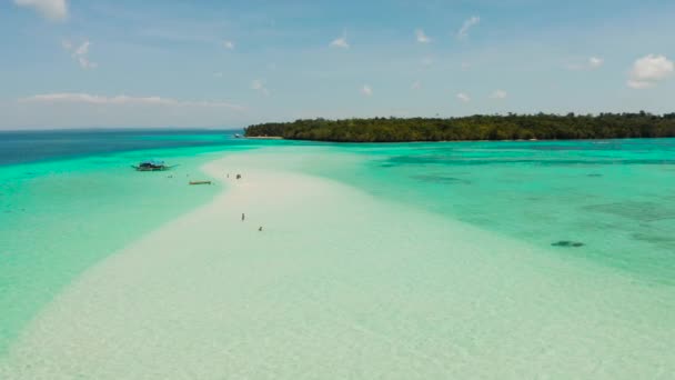 Praia de areia na lagoa com água azul-turquesa. Balabac, Palawan, Filipinas. — Vídeo de Stock