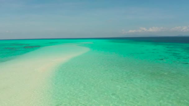 Praia de areia na lagoa com água azul-turquesa. Balabac, Palawan, Filipinas. — Vídeo de Stock