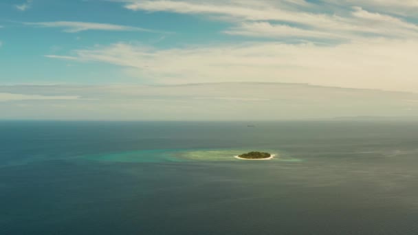 Isola tropicale con spiaggia sabbiosa. Isola di Mantigue, Filippine — Video Stock