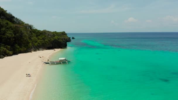 Tropisch strand en turquoise lagune water. — Stockvideo