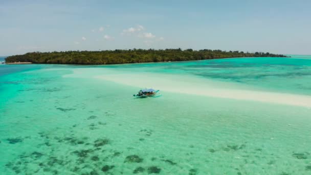 Homokos strand a lagúnában türkiz vízzel. Balabac, Palawan, Fülöp-szigetek. — Stock videók