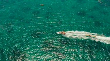 Plaj merkezindeki deniz eğlencesi. Boracay Adası Filipinleri..