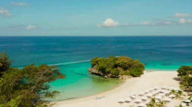 Tropik sahil ve mavi göl.