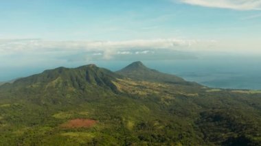 Tropikal deniz kıyıları, dağlar