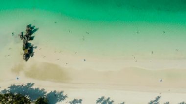 Tropik plaj ve açık mavi deniz