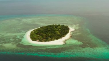 Kumlu bir tropik ada. Mantigue Adası, Filipinler