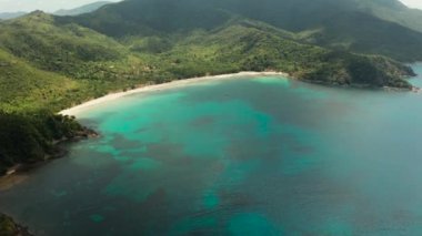 Mavi gölü olan tropik bir ada