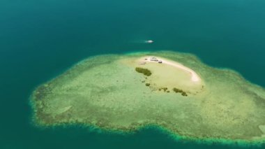 Kumlu bir tropik ada. Palawan, Filipinler