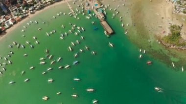Mavi suyu olan bir körfezdeki turist tekneleri.