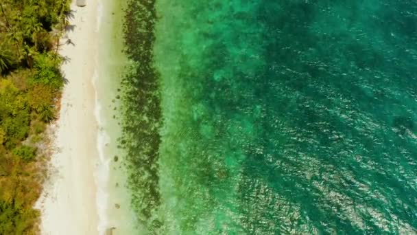 热带海滩和蓝色清澈的大海 — 图库视频影像