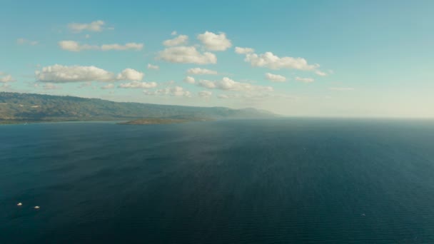 Море, остров и небо с облаками, Себу, Филиппины. — стоковое видео