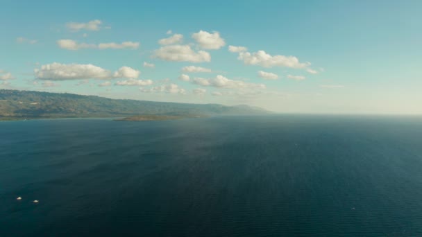 Paisaje marino, isla y cielo con nubes, Cebú, Filipinas. — Vídeos de Stock