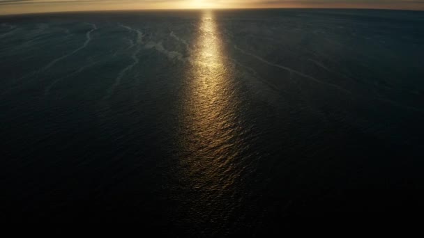 Sonnenuntergang über dem Meer. — Stockvideo