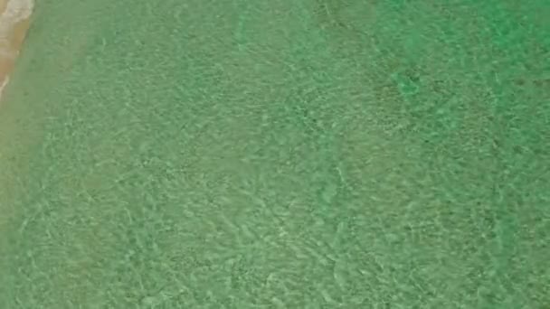 Ampia spiaggia tropicale con sabbia bianca, vista dall'alto. — Video Stock