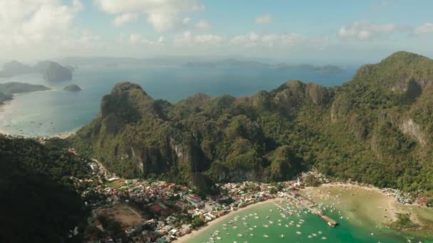 Mavi suyu olan bir körfezdeki turist tekneleri. — Stok video