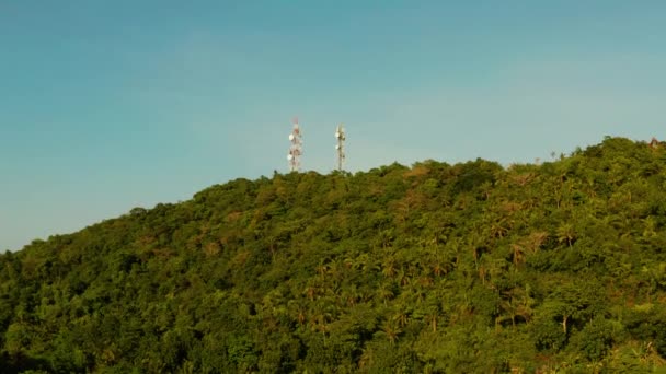 Torre de telecomunicaciones, antena de comunicación en Asia — Vídeos de Stock