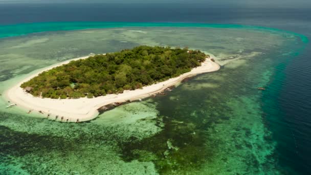 Тропічний острів з піщаним пляжем. острів Мантіг (Філіппіни) — стокове відео