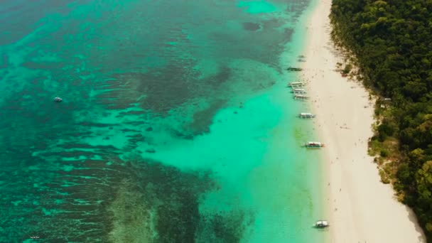 Tropisch strand en turquoise lagune water — Stockvideo