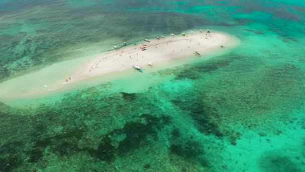 Trópusi sziget homokos stranddal. Meztelen sziget, Siargao — Stock videók