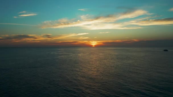 Bewolkte lucht boven de zee bij zonsondergang. — Stockvideo