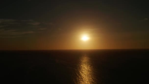 Puesta de sol sobre el mar. — Vídeo de stock