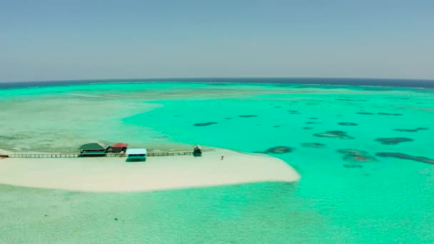 Ilha tropical com uma praia no atol. Onok Island Balabac, Filipinas. — Vídeo de Stock