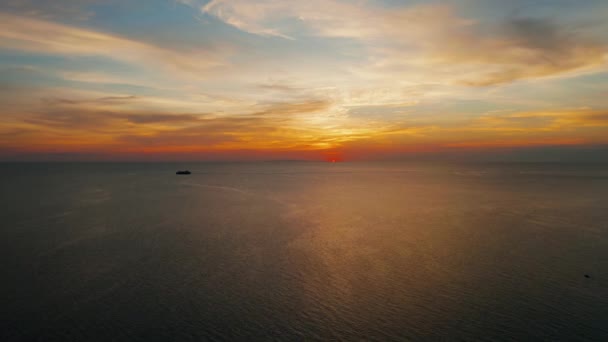 Felhős ég a tenger felett naplementekor. — Stock videók