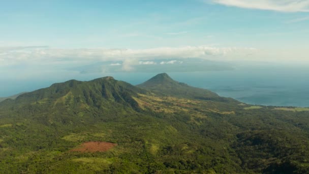 Тропічний пейзаж морське узбережжя, гори — стокове відео