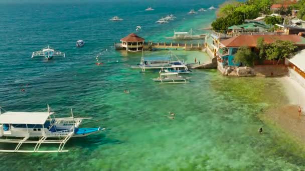 Kusten på ön Cebu, Moalboal, Filippinerna. — Stockvideo