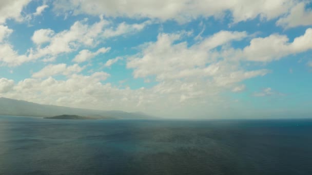 Paisaje marino, isla y cielo con nubes, Cebú, Filipinas. — Vídeos de Stock