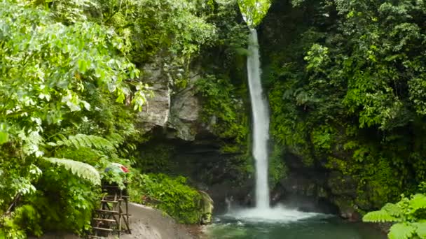 Schöner tropischer Wasserfall Camiguin, Philippinen. — Stockvideo