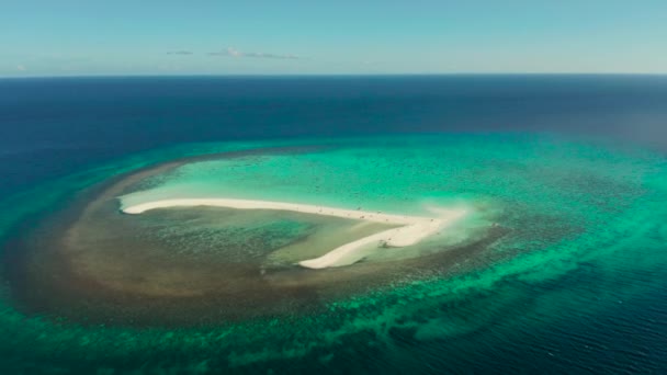 Isla tropical con playa de arena. Camiguin, Filipinas — Vídeo de stock