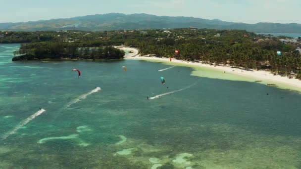 Kitesurfistas en la playa Bulabog, isla de Boracay, Filipinas — Vídeos de Stock