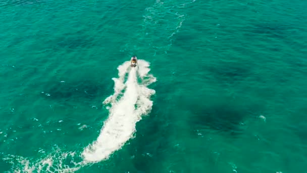 Toeristen op een jetski op een tropisch resort. Boracay, Filipijnen — Stockvideo