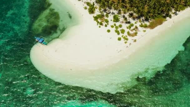 Isla tropical con playa de arena. Balabac, Palawan, Filipinas. — Vídeos de Stock