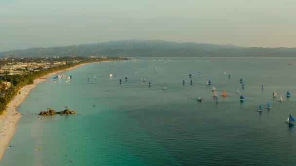Tropik sahil ve yelkenli tekneler, Boracay, Filipinler — Stok video