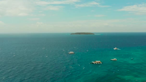 Isla tropical en mar abierto. Isla Sumilon, Filipinas — Vídeos de Stock