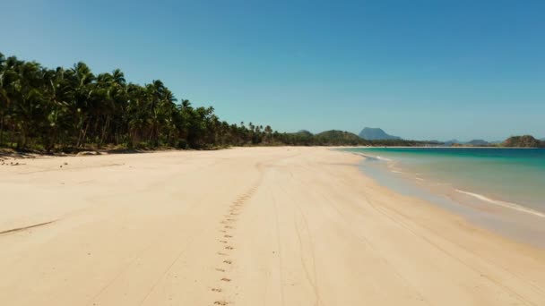 Trópusi strand fehér homokkal, kilátás felülről. — Stock videók