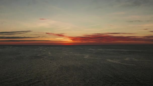 Coucher de soleil sur la mer. — Video